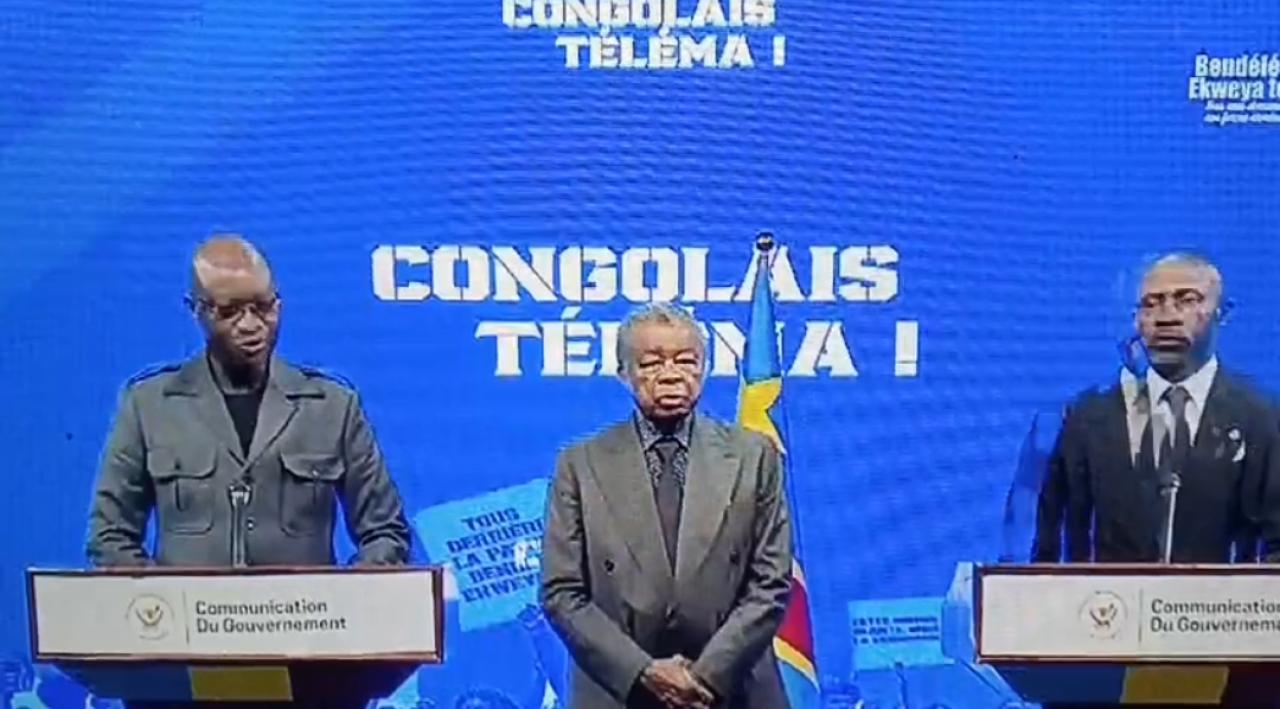 Docteur Jean-Jacques Muyembe Tafum, directeur général de l'INRB, entouré des ministres de la communication et celui de la santé