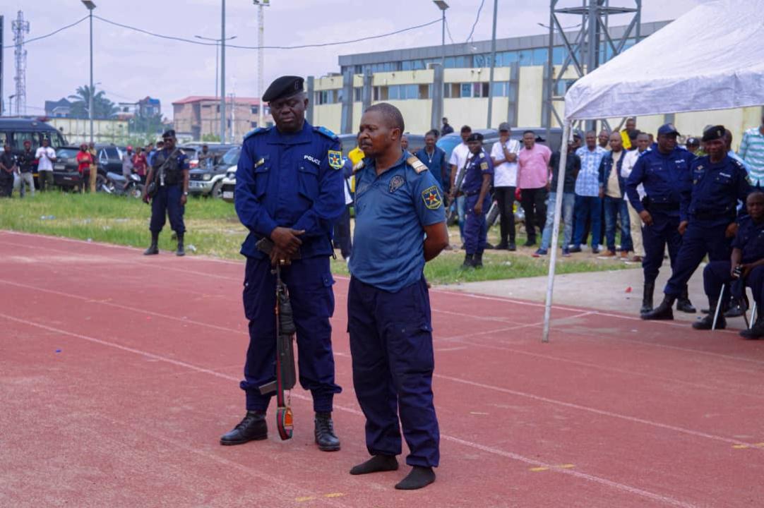 Un policier déféré devant l'auditorat pour avoir abandonné son arme dans un débit de boisson à Kinshasa