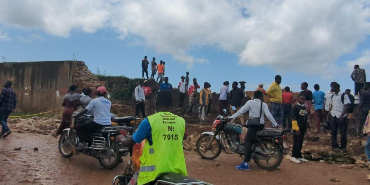 Vive emotion après l’effondrement d’une partie du mur du stade municipal de Beni ayant causé la mort de deux écolières