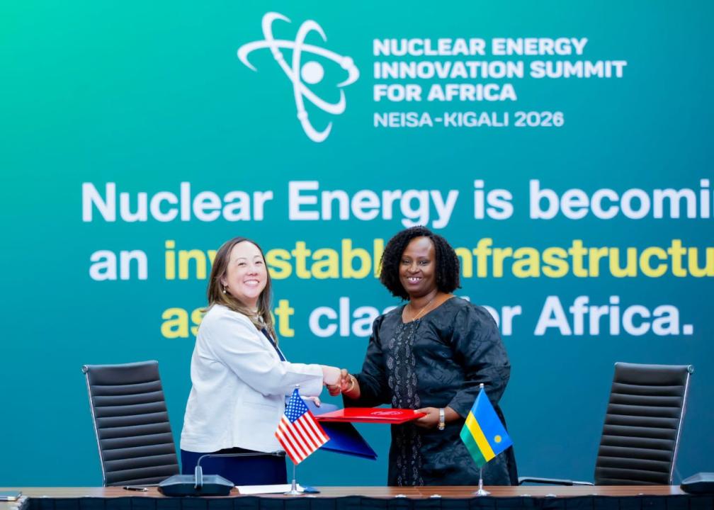 L’accord entre les USA et le Rwanda dans le domaine du nucléaire civil signé par la ministre d’État rwandaise Usta Kayitesi et par Renee Sonderman