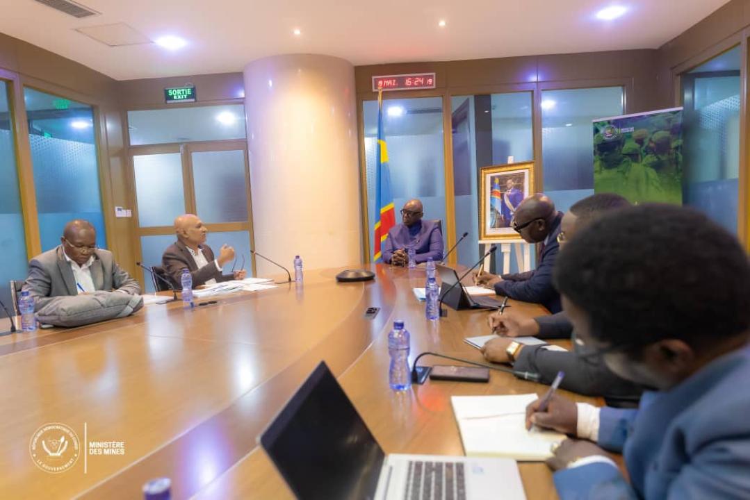 Le ministre des Mines Louis Watum Kabamba en entretien avec la délégation de mandataires miniers et de géologues congolais [photo d’illustration]