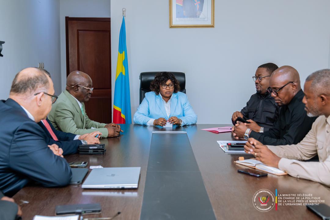 Angèle Bangasa, ministre délégué près le ministre de l'Urbanisme et Habitat en charge de la Politique de la ville, s'entretenant avec la délégation d’investisseurs et de constructeurs internationaux