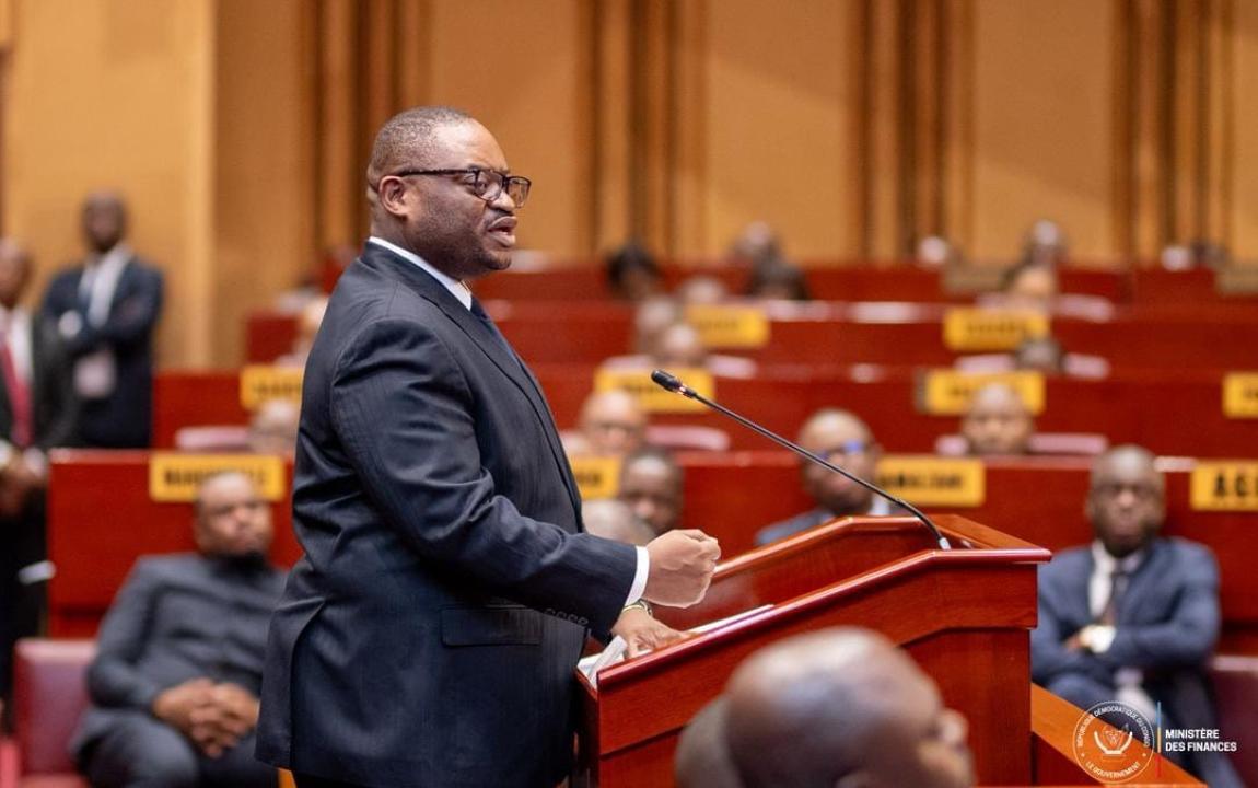 Le ministre des Finances,  Doudou Fwamba Likunde Li-Botayi répondant aux questions des sénateurs de la RDC