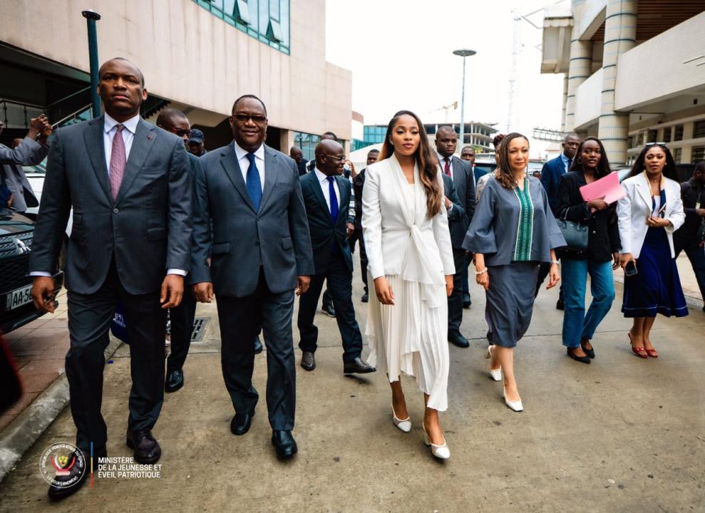 La ministre de la jeunesse Grâce Kutino, vêtue de blanc au milieu de la photo