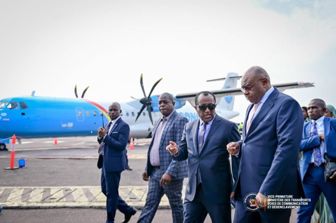 Le VPM des Transports Jean-Pierre Bemba Gombo et la délégation de Air Congo, lors de la réception du nouvel aéronef à l'aéroport de N'Djili