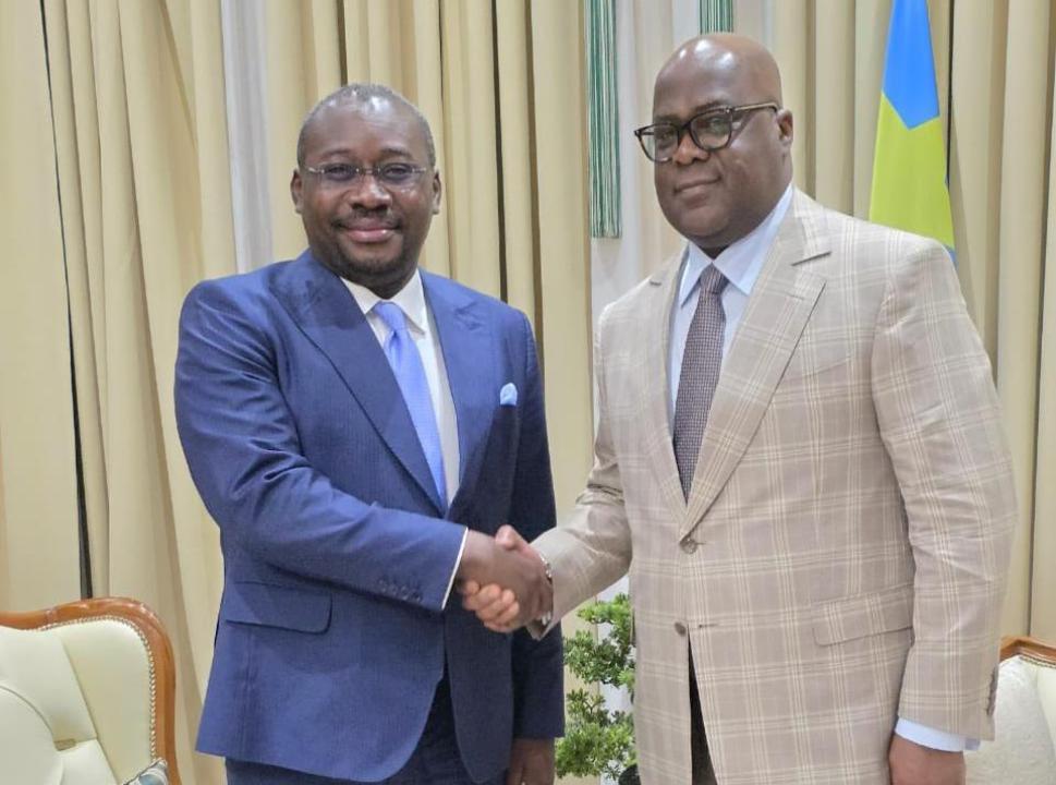 Une poignée de mains entre le Président de la République Félix-Antoine Tshisekedi Tshilombo et Guy Loando Mboyo, ministre des Relations avec le parlement.