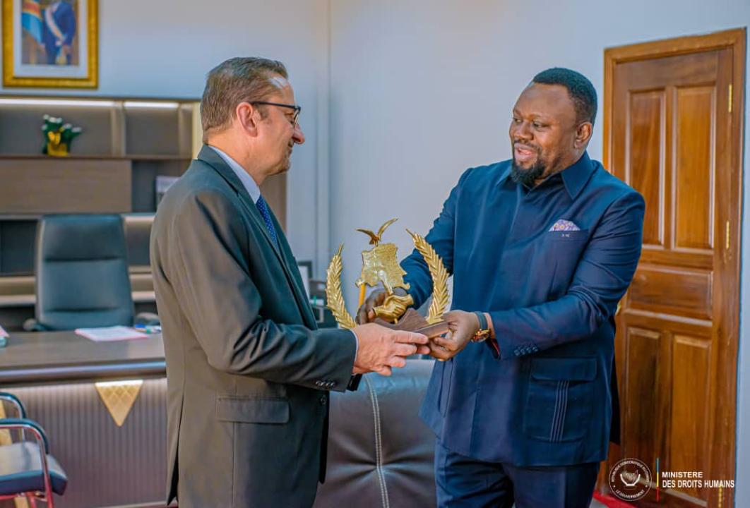 Samuel Mbemba, ministre des Droits humains en RDC et Bruno Lemarquis de l’ONU lors de leur rencontre à Kinshasa