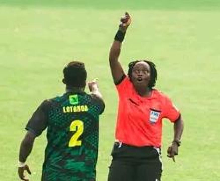 Le défenseur de VClub en dispute avec l'arbitre du match. [Photo d'illustration]