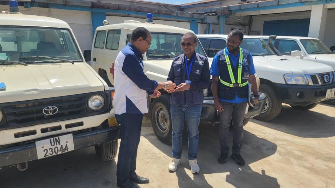 La MONUSCO remet des ambulances, véhicules et motos à l’OMS pour renforcer la mobilité des équipes de riposte contre Ebola en Ituri