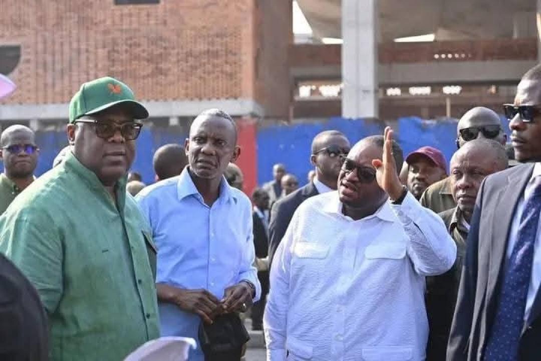 Le Président de la République Félix Tshisekedi, accompagné des ministres Fwamba et Banza, inspecte les chantiers d’infrastructures et de voirie en cours dans la ville de Kinshasa