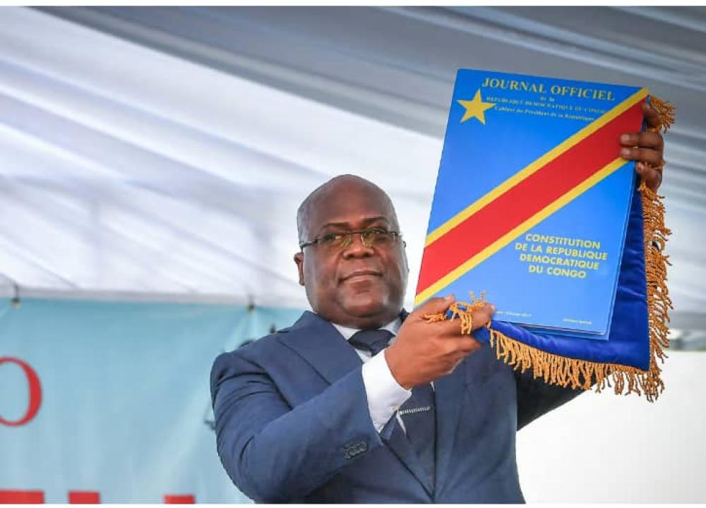 Le président Félix Tshisekedi brandissant la constitution de la RDC [photo d’illustration]