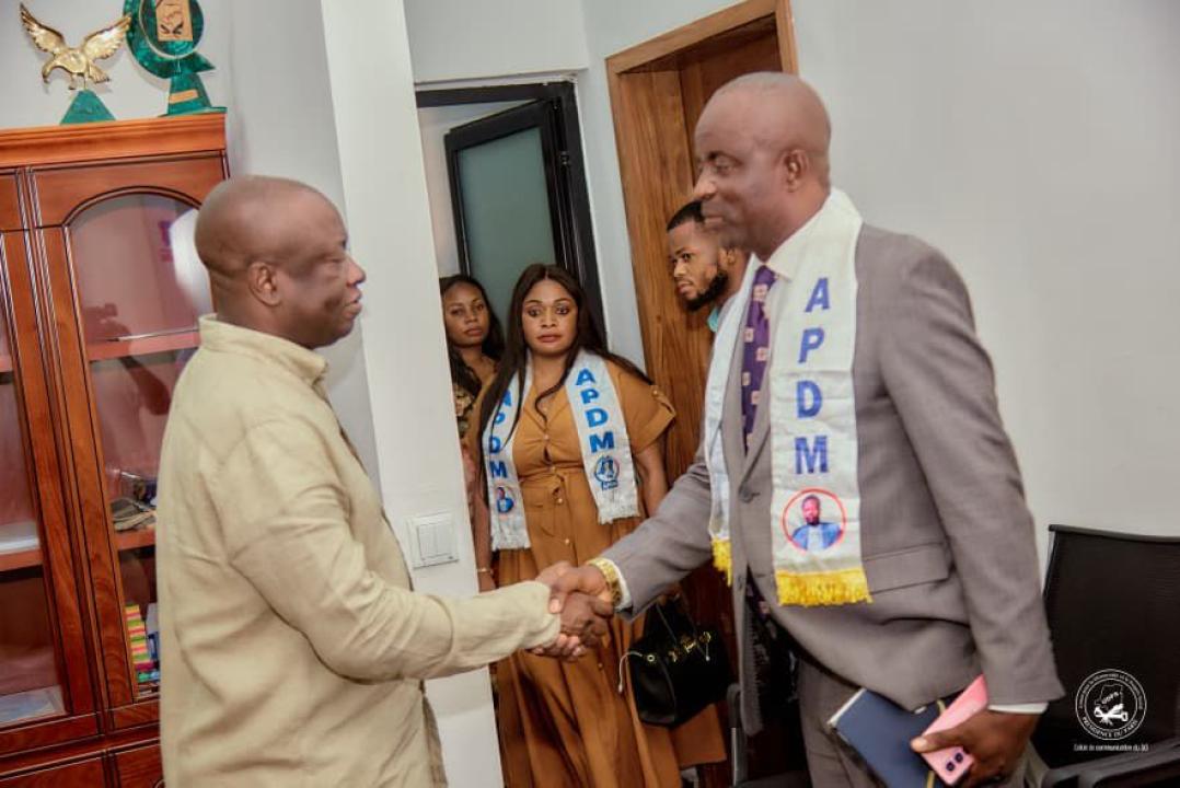 Le premier vice-président de l’APDM en poignée de main avec Augustin Kabuya, président ai de l’Udps.