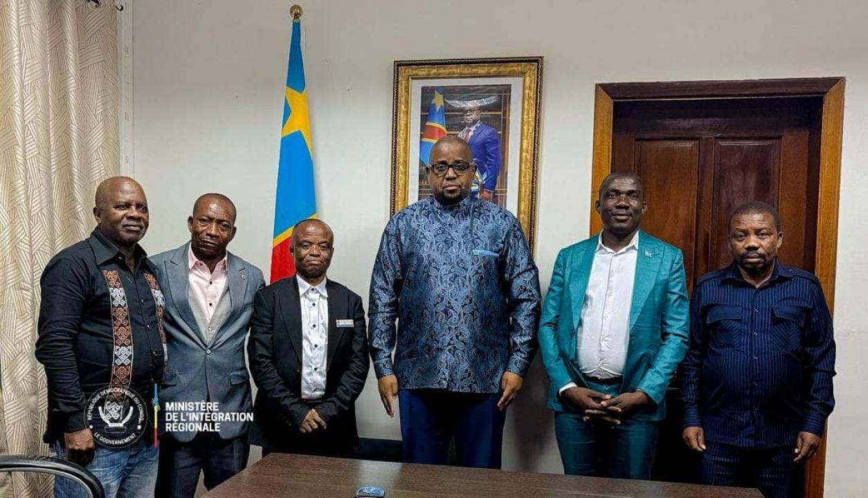Le ministre de l'Intégration régionale, Floribert Anzuluni et une délégation des élus provinciaux du territoire de Fizi dans le Sud-Kivu