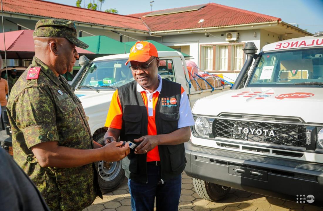 Le Gouverneur de l’Ituri, le lieutenant-général Johny Luboya Nkashama, reçoit la clé de l’ambulance remise par UNFPA [Photo d’illustration]