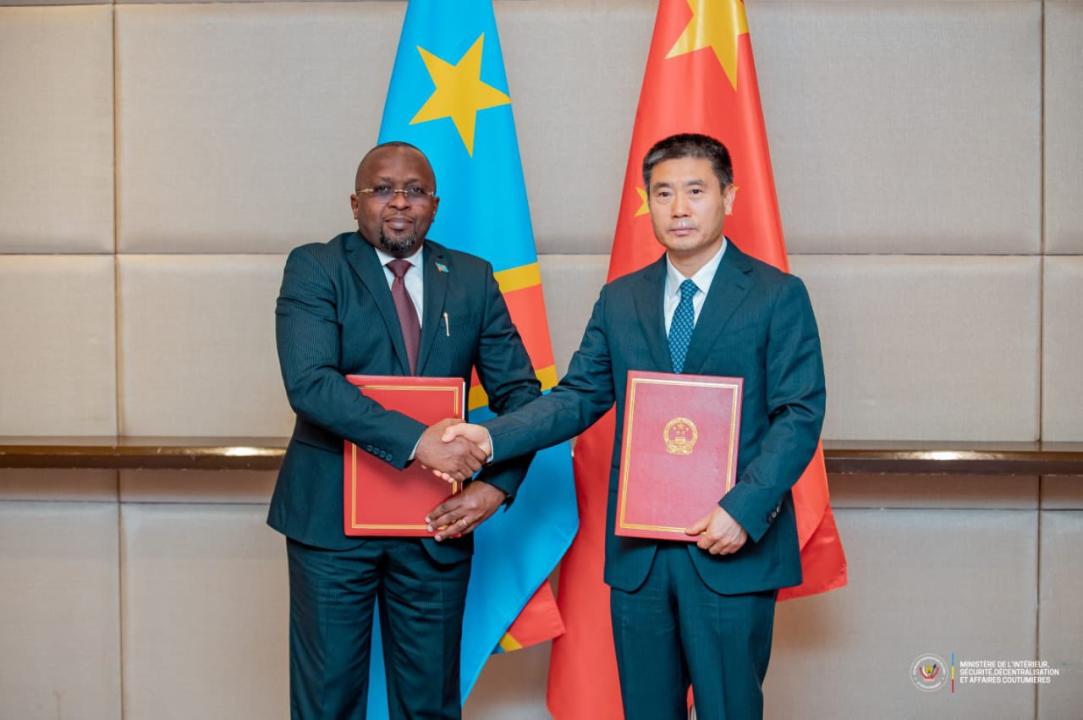 Le VPM en charge l'Intérieur, Jacquemain Shabani Lukoo, et le ministre chinois de la Sécurité, Wang Xiaohong , lors de la signature d'un accord de coopération en matière de la loi et de sécurité publique