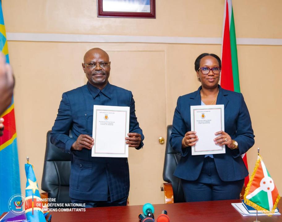 Le VPM de la Défense nationale, Guy Kabombo et son homologue burundaise, Marie Chantal Nijimbere [photo d'illustration]