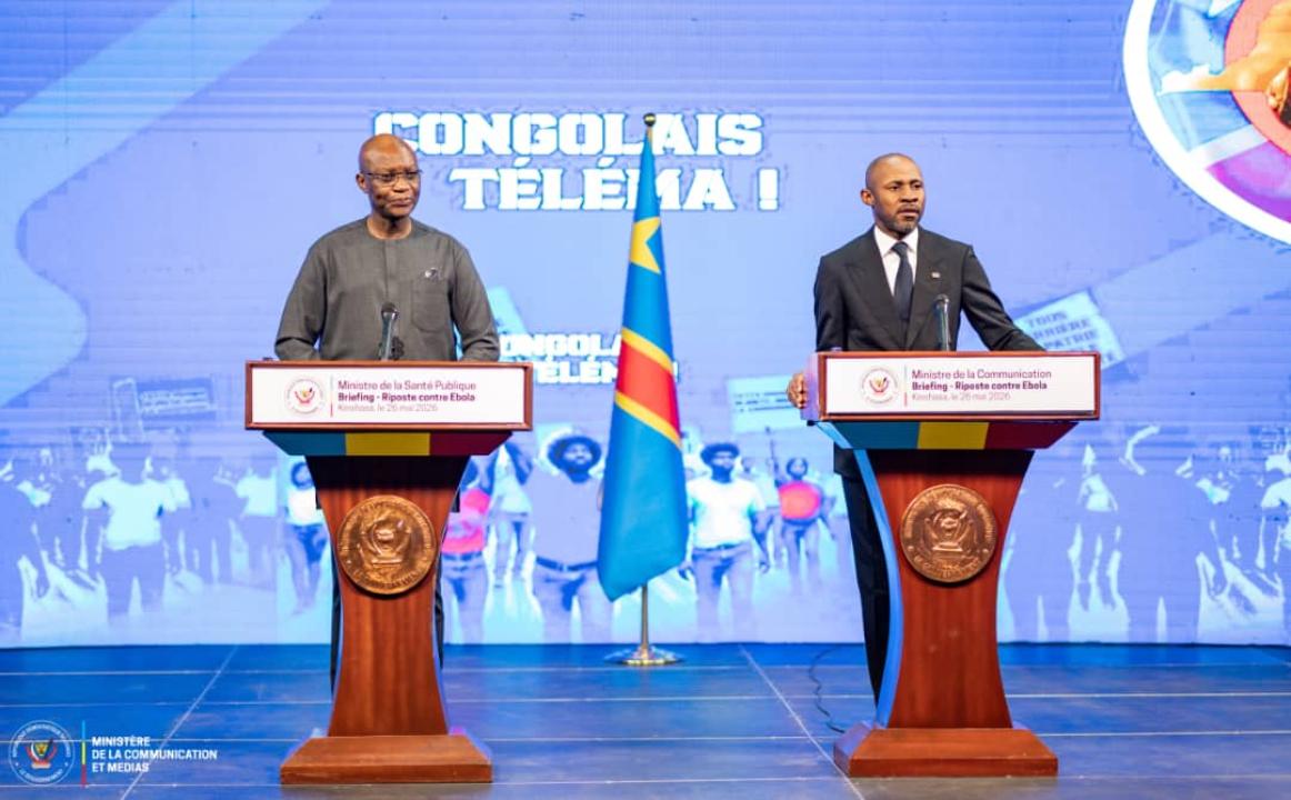 Le ministre de la Santé, hygiène et prévoyance sociale, Roger Kamba, accompagné de son collègue de la Communication et Médias, Patrick Muyaya Katembwe
