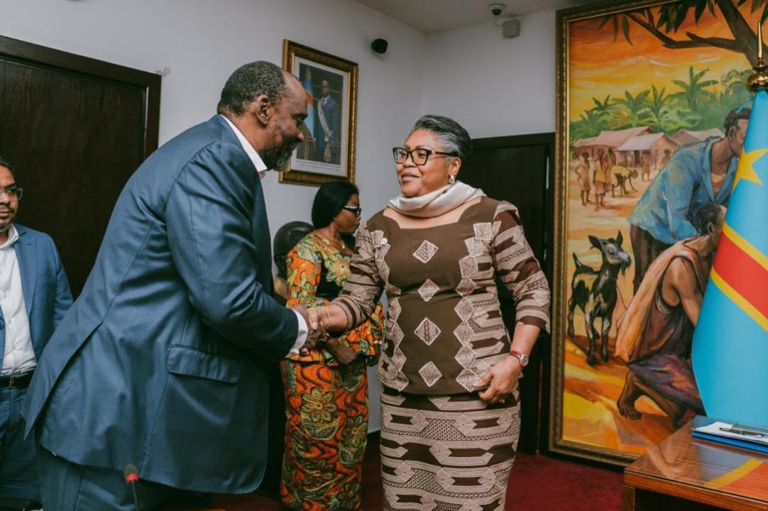 Poignée de main entre la Première ministre Judith Suminwa et un de ses hôtes