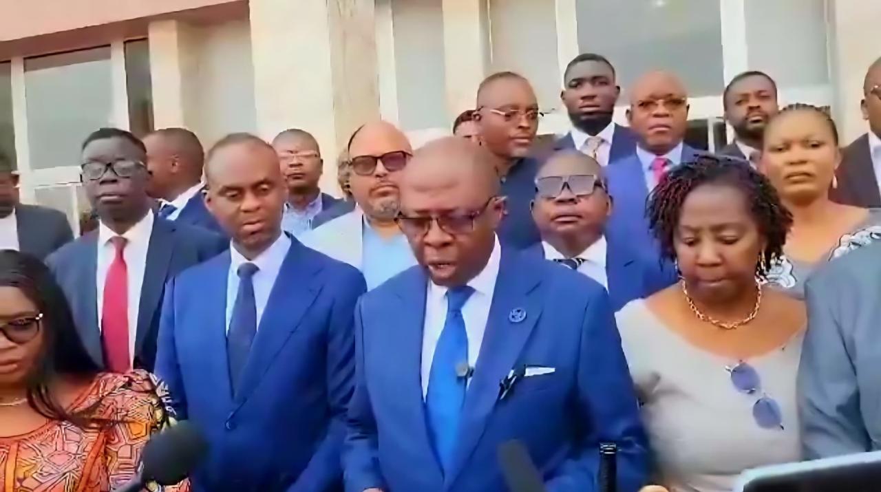Lecture de la déclaration des députés nationaux d’Ensemble pour la République après le boycott de l’examen de la proposition de loi sur le référendum à l’Assemblée nationale.