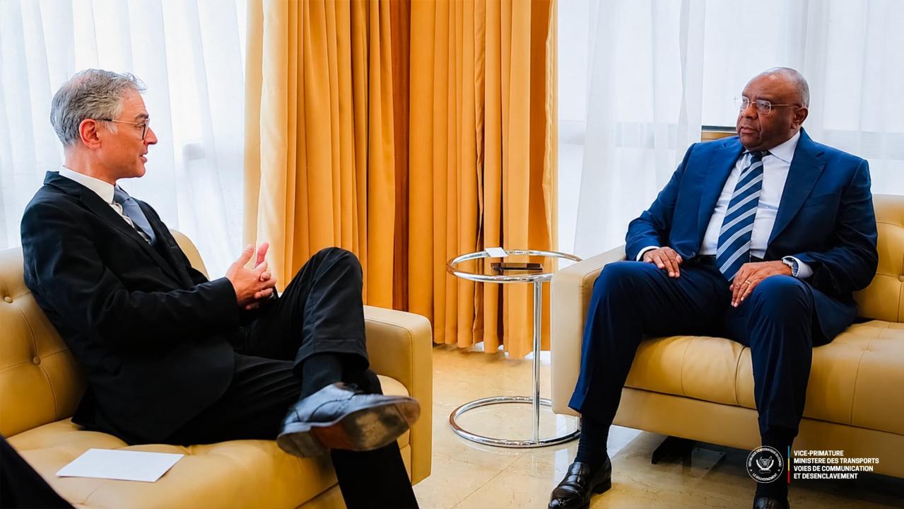 Le VPM des Transports Jean-Pierre Bemba et l'ambassadeur du Portugal accrédité en RDC, Mario Soares Gomes [photo d'illustration]