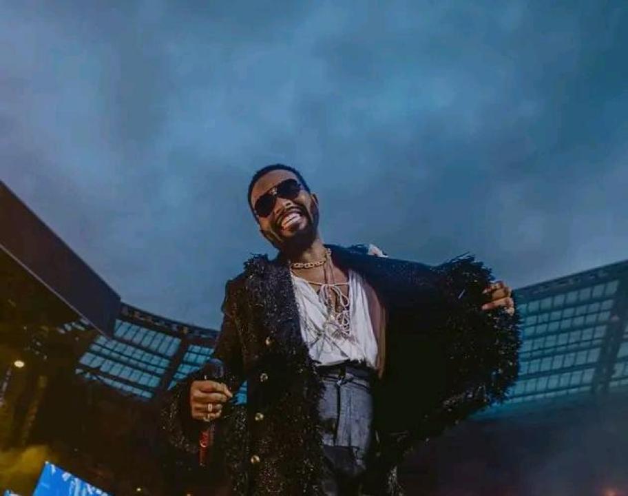 Fally Ipupa lors de son second concert au Stade de France.