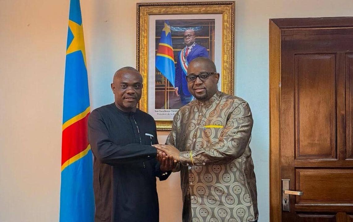 Le ministre de l'Intégration régionale Floribert Anzuluni et le vice-gouverneur du Sud-Kivu, Jean Jacques Elakano, lors d'une rencontre à Kinshasa