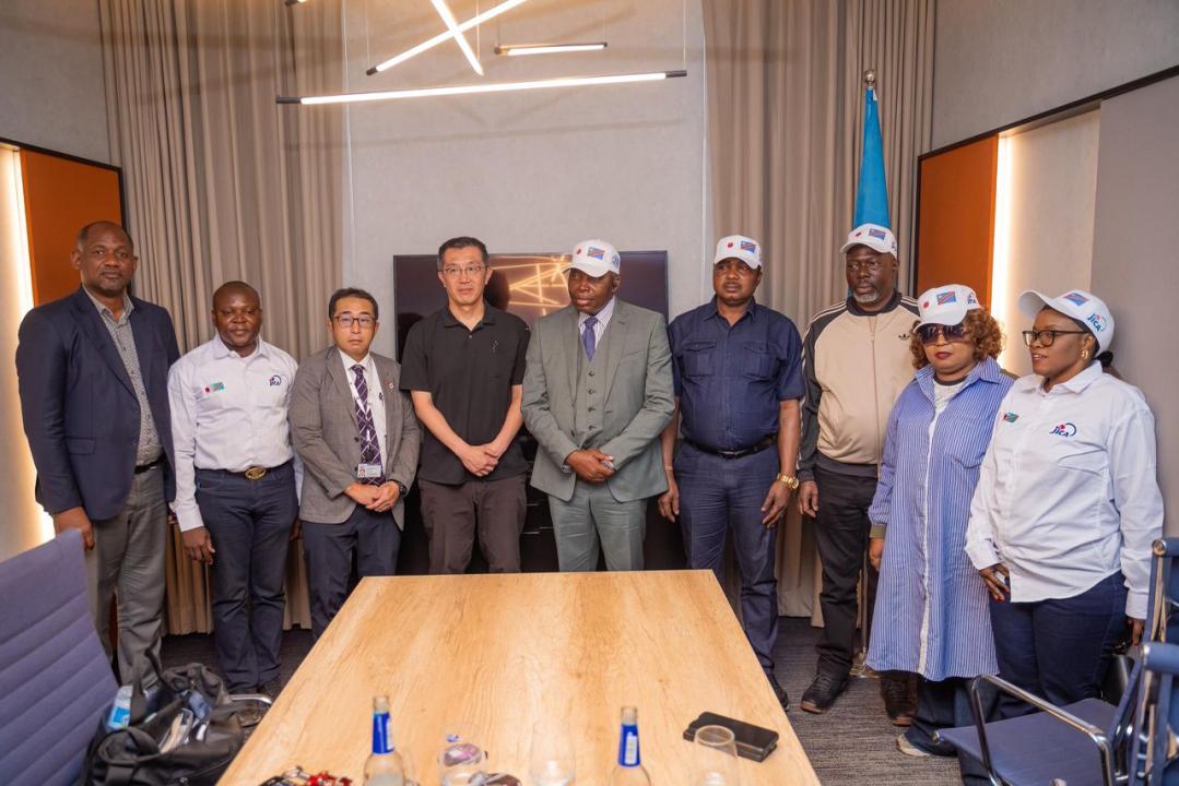 De gauche à droite, le représentant de la coopération internationale japonaise (JICA) avec tout son staff et le Directeur général de l’INPP, Stanislas Tshimanga, avec les membres du comité de gestion
