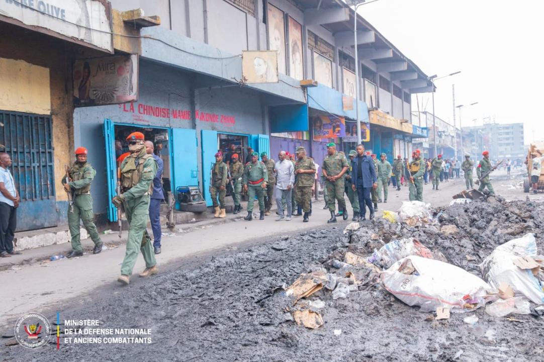 Le VPM de la Défense Guy Kabombo lors d'une inspection ce jeudi 28 mai aux alentours de Zando à Kinshasa