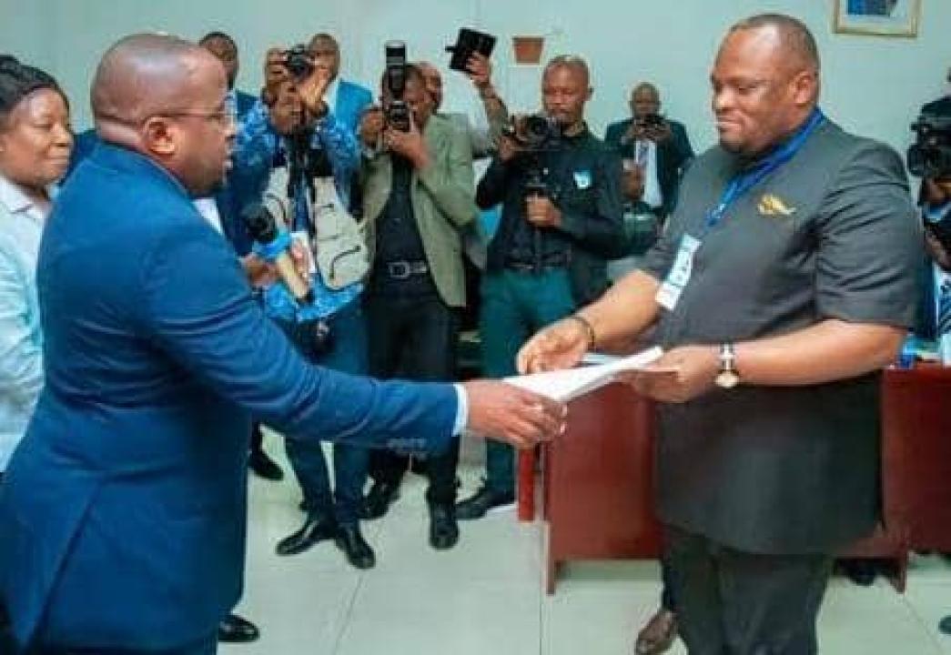 Daniel Bumba recevant le document d’orientation des mains du VPM lors d’une cérémonie à Kinshasa