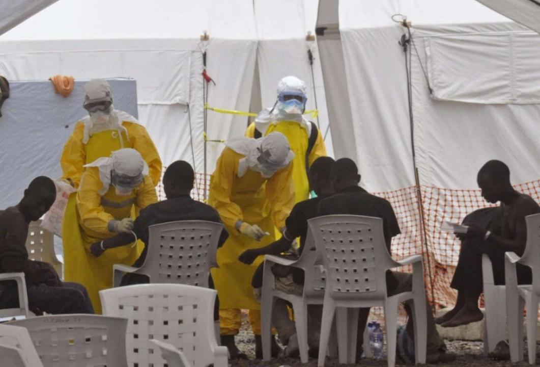 Des aides sanitaires s'occupent de patients ayant contracté le virus Ebola dans une clinique [photo d’illustration]