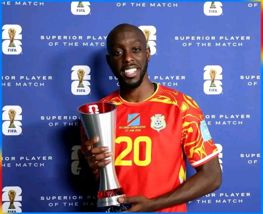 Yoane Wissa recevant son trophée d’homme du match contre l’Ouzbékistan 