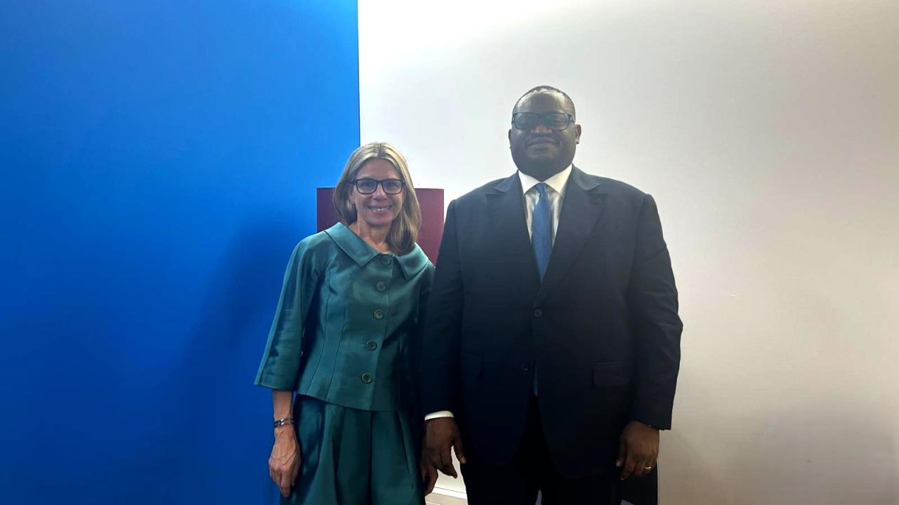 Anna Bjerde, directrice générale des opérations du Groupe de la Banque mondiale et le ministre des Finances de la RDC, Doudou Fwamba Likunde Li-Botayi