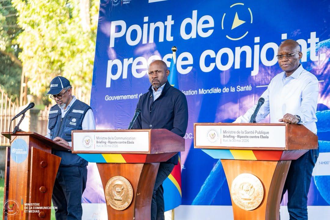 Un point de presse co-animé par le ministre de la Communication, Patrick Muyaya, son collège de la Santé, Roger Kamba, ainsi que le DG de l'OMS, dimanche 31 mai, à Bunia.
