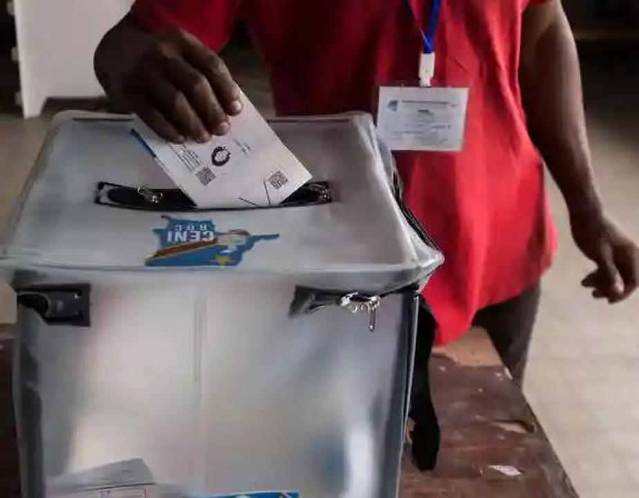 Un électeur introduisant un bulletin de vote dans une urne en RDC [photo d’illustration]