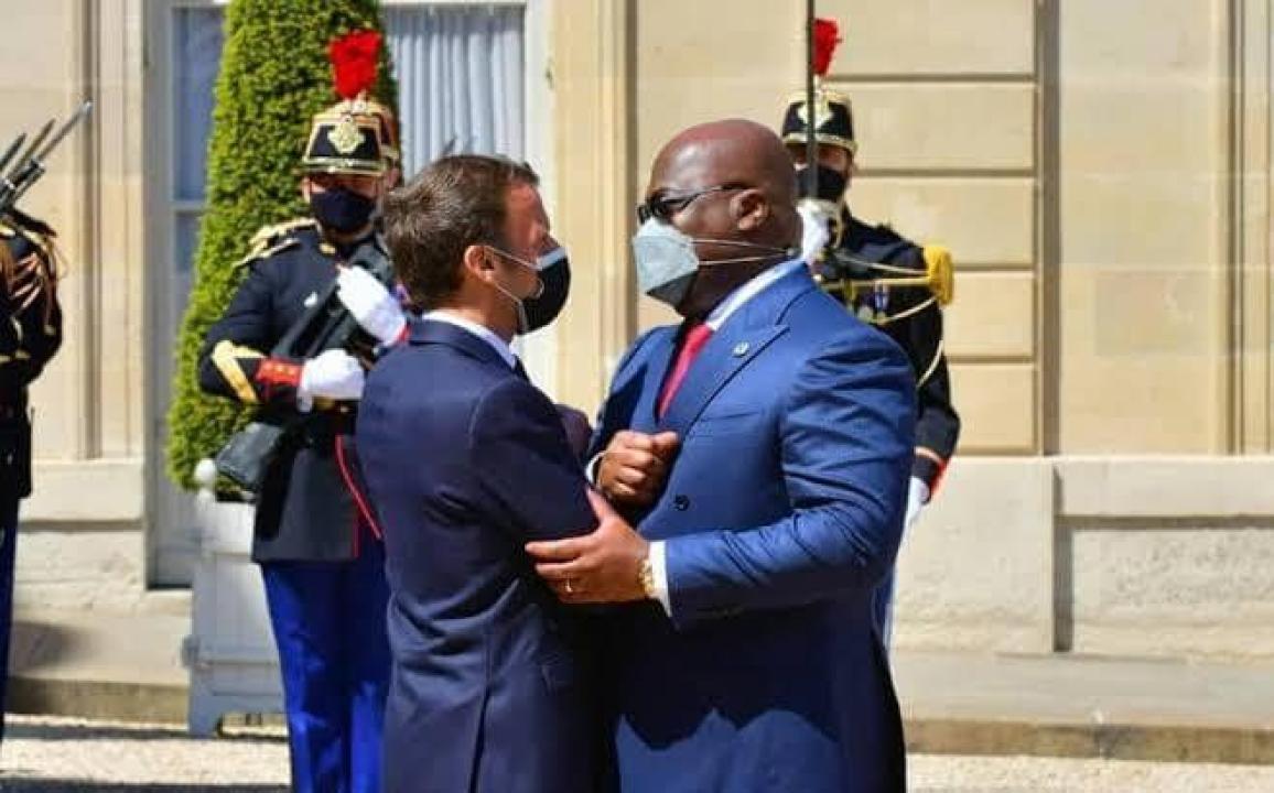 Accolade entre le président de la RDC Félix Antoine Tshisekedi et son homologue français Emmanuel Macron à l'Elysée