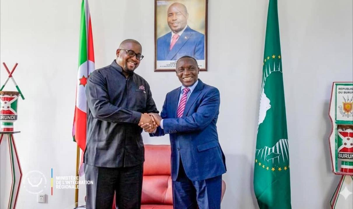 Le ministre de l’Intégration régionale Floribert Anzuluni, avec son homologue burundais, Édouard Bizimana [photo d'illustration]