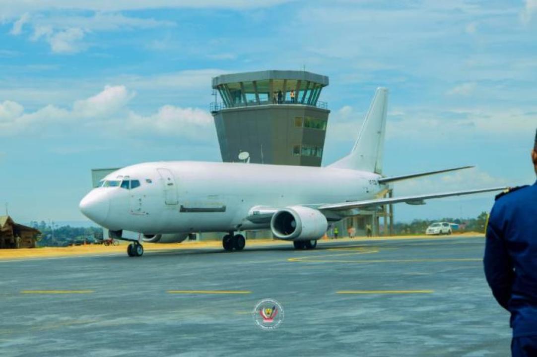 Un Boeing 737-300 à l'aéroport national de Bunia [photo d'illustration]