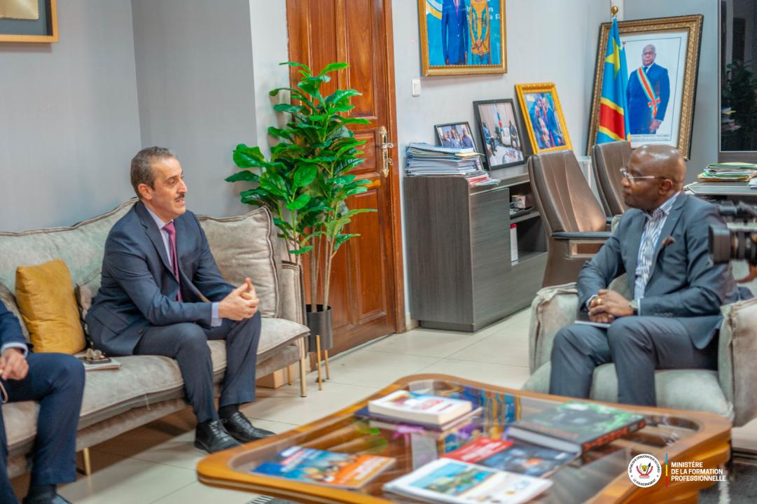Me Jean-Marc Ekila Likombo, ministre d'État en charge de la Formation professionnelle, échange avec l'ambassadeur de l'Algérie en RDC