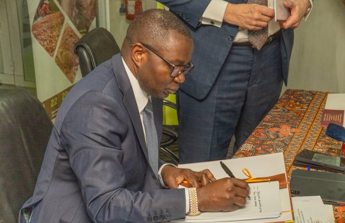 Le ministre du Commerce extérieur Julien Paluku Kahongya signe à Abidjan, l’accord internationalsur le cacao [photo d'illustration]