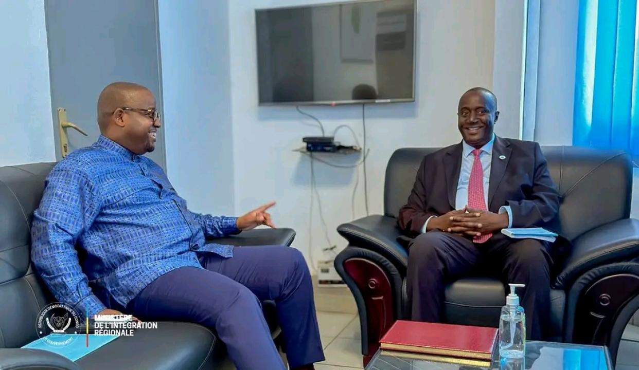 Le ministre de l’Intégration régionale Floribert Anzuluni, et le secrétaire exécutif de la CIRGL, Dr Mubita Luwabelwa [photo d'illustration]