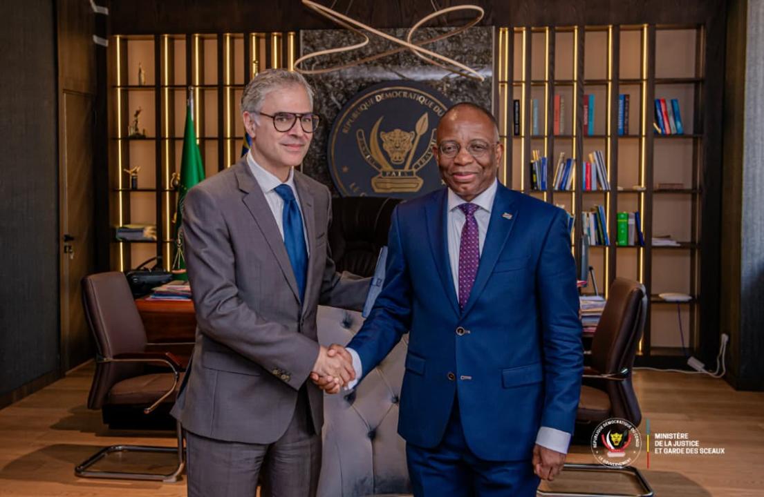 Le ministre de la Justice Guillaume Ngefa et le nouvel ambassadeur du Portugal en RDC, Mario Gomes