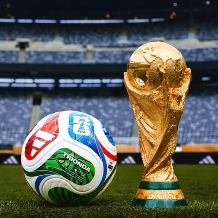 Le trophée de la Coupe du monde et le ballon agréé du tournoi 2026