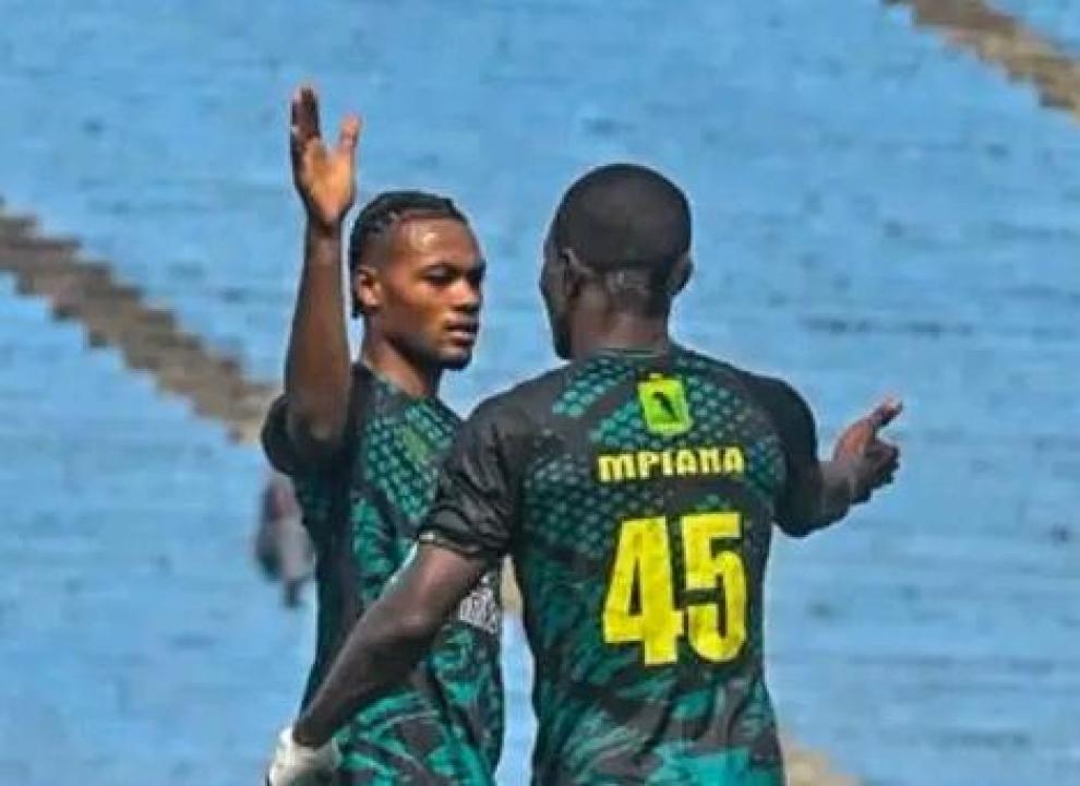 Mpiana Mozizi et un autre joueur de VClub en pleine célébration, au Stade Tata Raphaël.