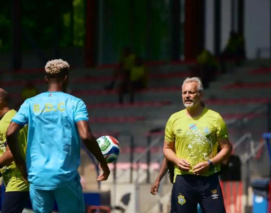 Sébastien Desabre et un joueur congolais lors d'une séance d'entraînement à Liège. [Photo d'illustration]