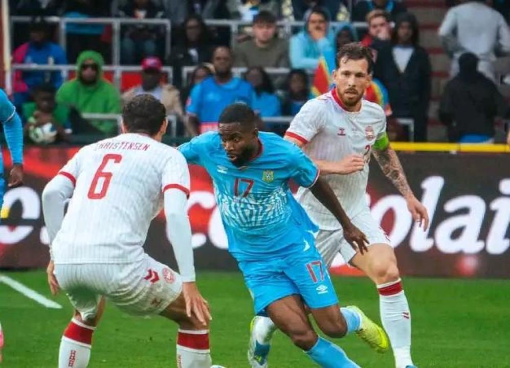 Cédric Bakambu en duel avec deux joueurs danois à Liège.