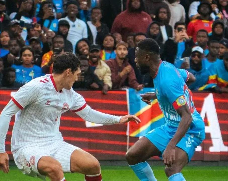 Le capitaine de la sélection congolaise, Chancel Mbemba en duel avec un joueur Danois lors d'un match à Liège. [Photo d'illustration]
