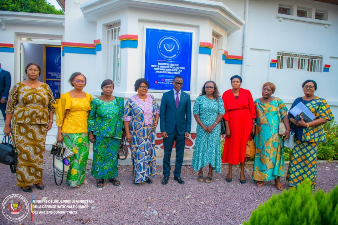 Le ministre délégué Eliezer Ntambwe et une délégation des femmes du Grand Bandundu
