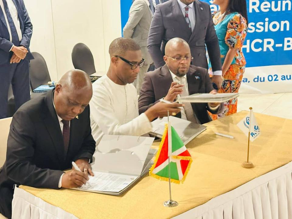 De gauche à droite : Léonidas Ndaruhutse, ministre de l'Intérieur du Burundi ; Dr Pierre Atchom, Représentant du HCR en RDC ; et Jacquemain Shabani, VPM de l'Intérieur de la RDC, lors de la clôture de la 2ème réunion de la Commission Tripartite RDC-Burundi-HCR