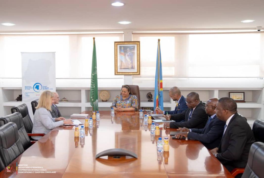 La ministre d'État en charge des Affaires étrangères, Thérèse Kayikwamba et Lan J. McCary, Chargé d’affaires de l’Ambassade des États-Unis en RDC