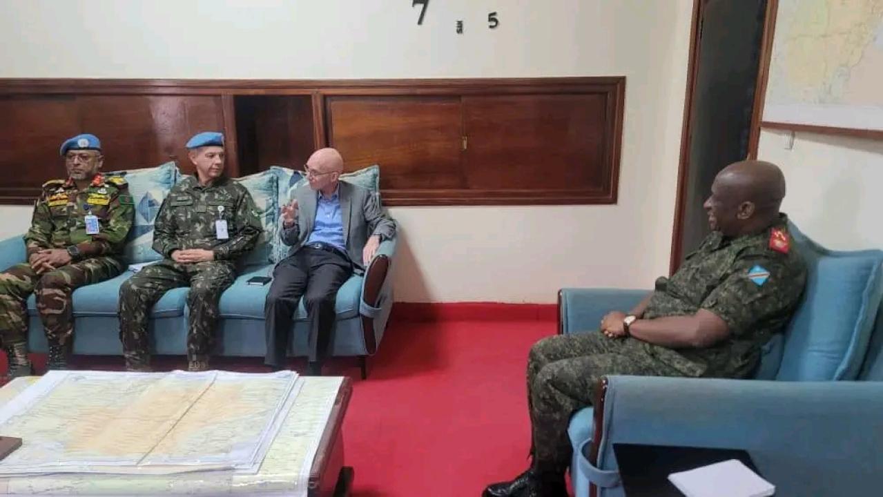 James Swan en entretien avec le gouverneur militaire de l'Ituri, Johnny Luboya Nkashama